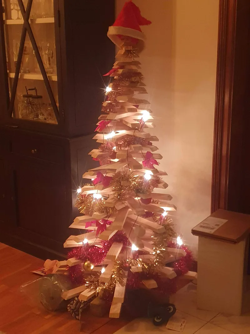 Sapin de bois décoré